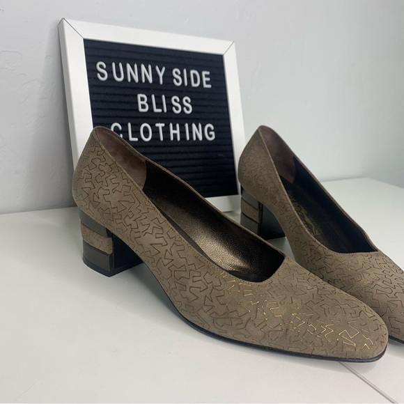 Salvatore Ferragamo Italian Women’s Taupe/Tan Low Heels Size 7 - Picture 3 of 12